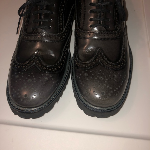 Kenneth Cole grey leather wing tips 7.5 M lug bottom main image 7